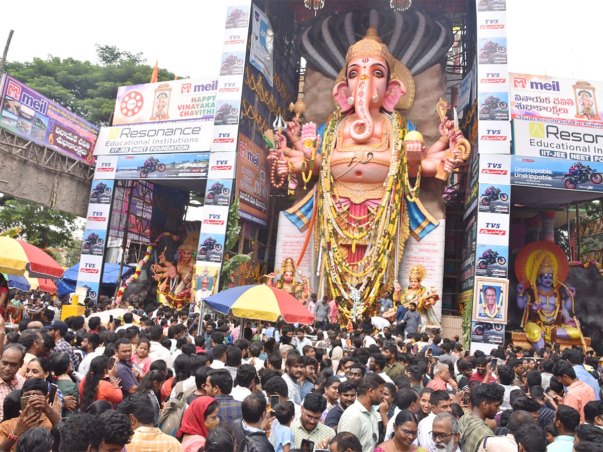 Huge Devotees Rush At Khairatabad Ganesh Photos - Sakshi8