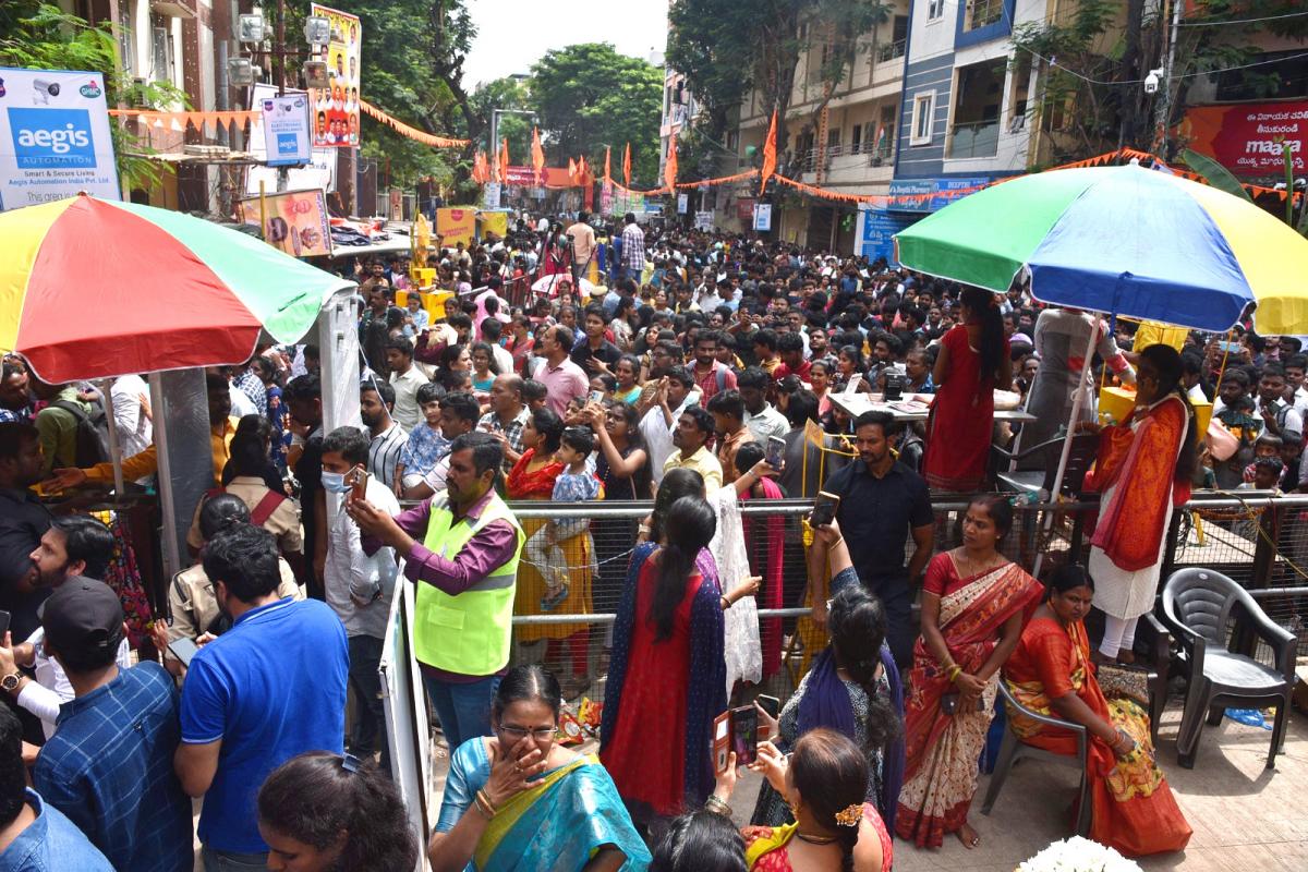 Huge Devotees Rush At Khairatabad Ganesh Photos - Sakshi9