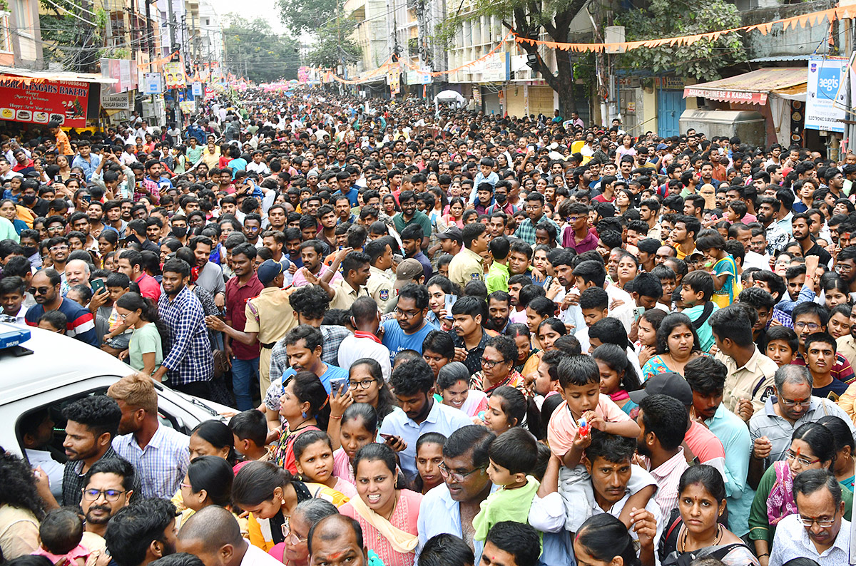 Huge Devotees Rush At Khairatabad Ganesh 2023 - Sakshi1