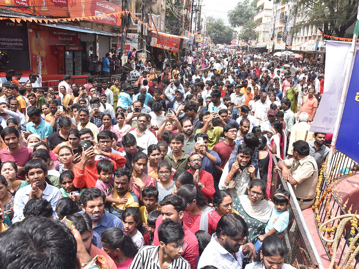 Huge Devotees Rush At Khairatabad Ganesh 2023 - Sakshi9