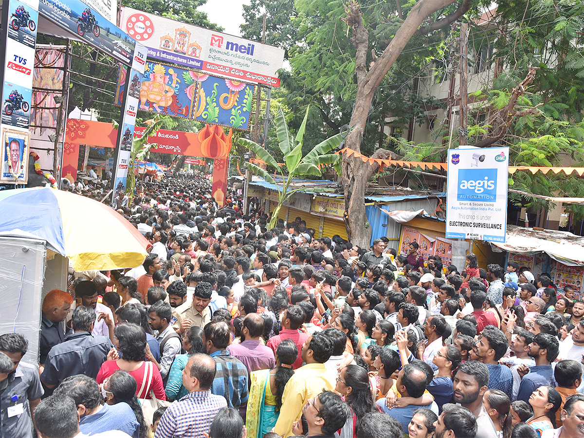 Huge Devotees Rush At Khairatabad Ganesh 2023 - Sakshi10