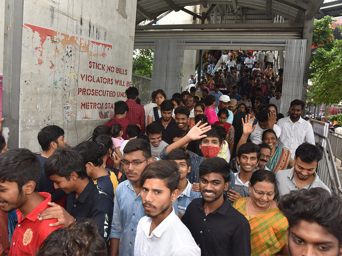 Huge Devotees Rush At Khairatabad Ganesh 2023 - Sakshi11