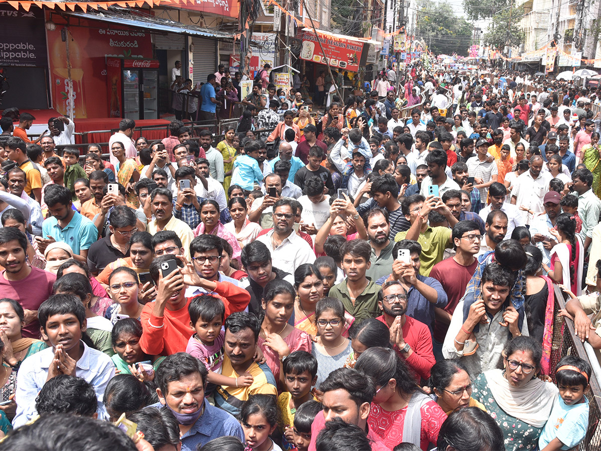 Huge Devotees Rush At Khairatabad Ganesh 2023 - Sakshi12