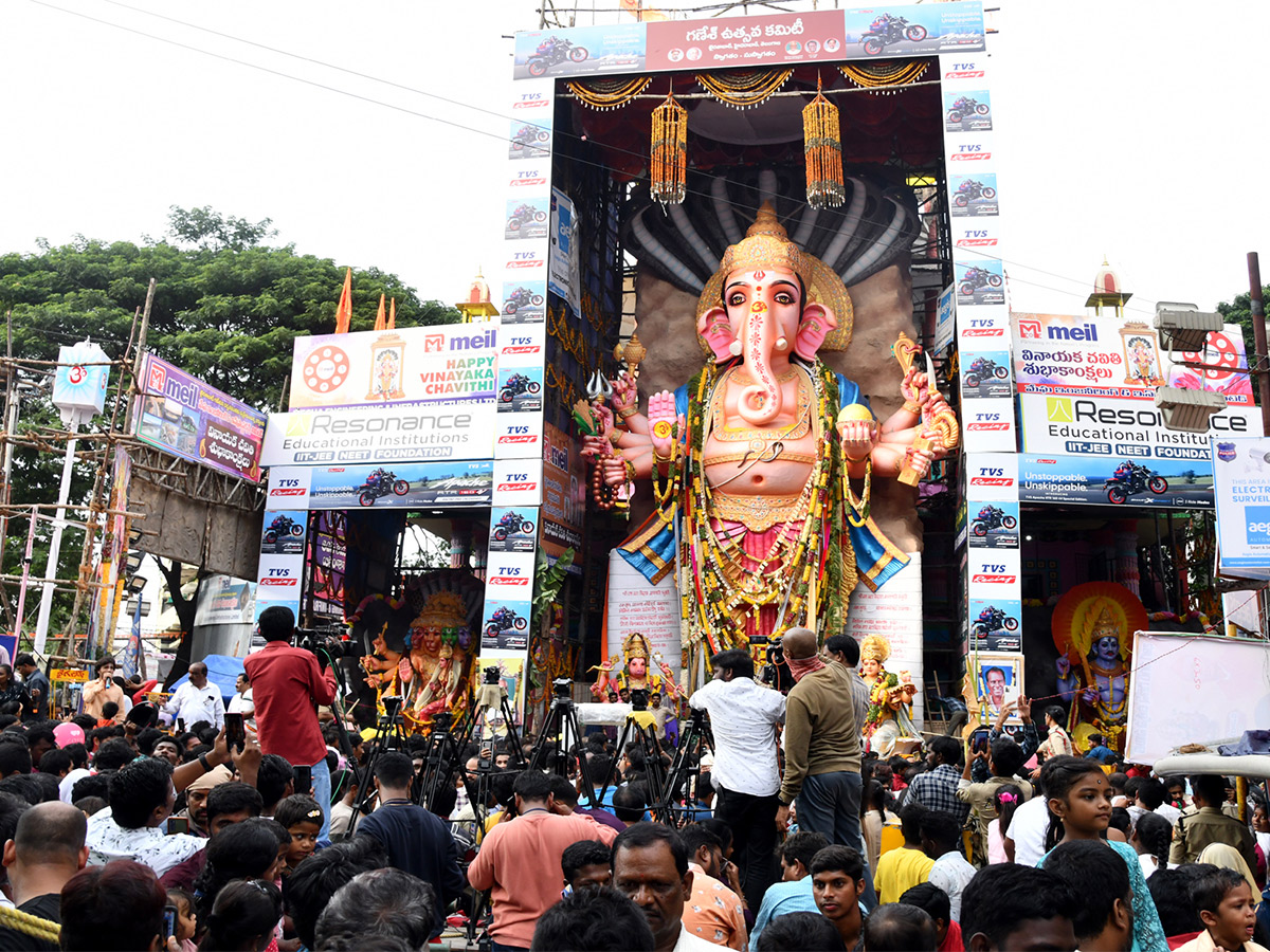 Huge Devotees Rush At Khairatabad Ganesh 2023 - Sakshi13