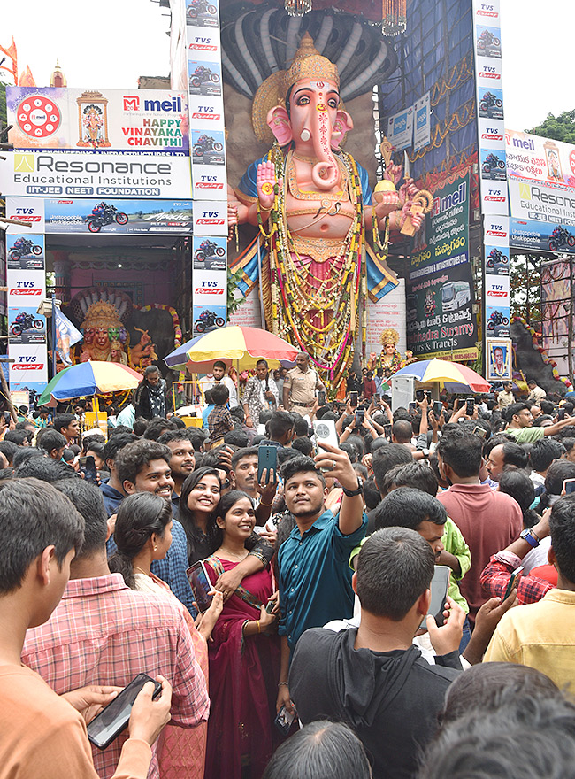 Huge Devotees Rush At Khairatabad Ganesh 2023 - Sakshi14