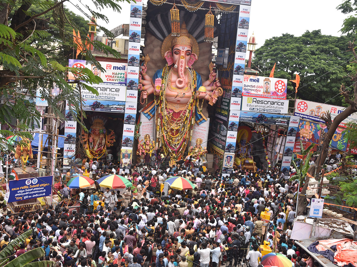 Huge Devotees Rush At Khairatabad Ganesh 2023 - Sakshi15