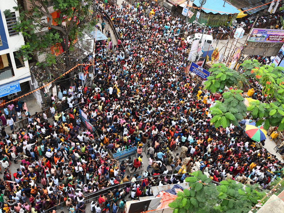 Huge Devotees Rush At Khairatabad Ganesh 2023 - Sakshi16