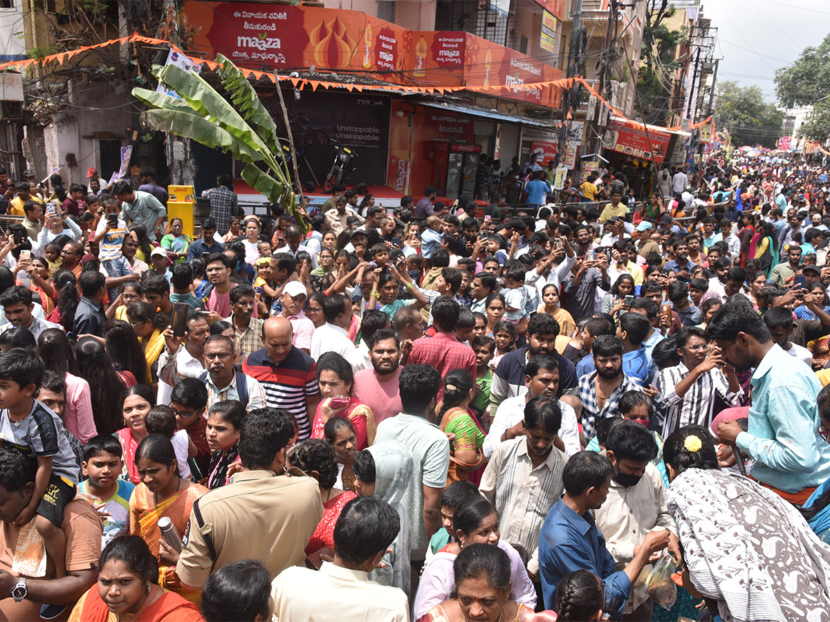 Huge Devotees Rush At Khairatabad Ganesh 2023 - Sakshi17