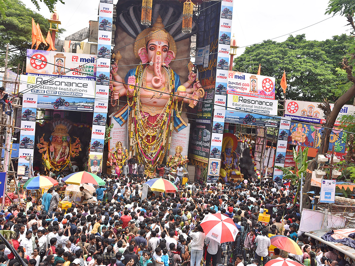 Huge Devotees Rush At Khairatabad Ganesh 2023 - Sakshi2