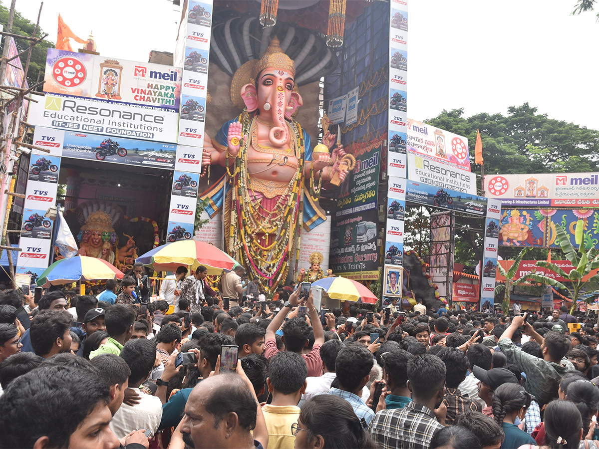 Huge Devotees Rush At Khairatabad Ganesh 2023 - Sakshi19