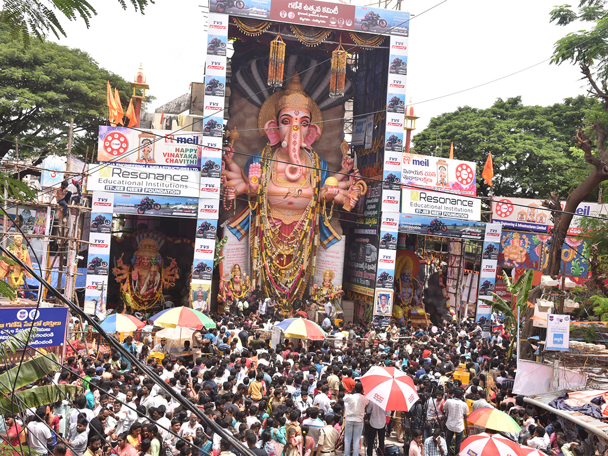 Huge Devotees Rush At Khairatabad Ganesh 2023 - Sakshi20