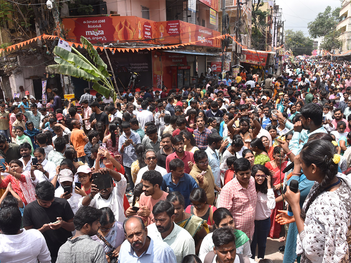 Huge Devotees Rush At Khairatabad Ganesh 2023 - Sakshi21