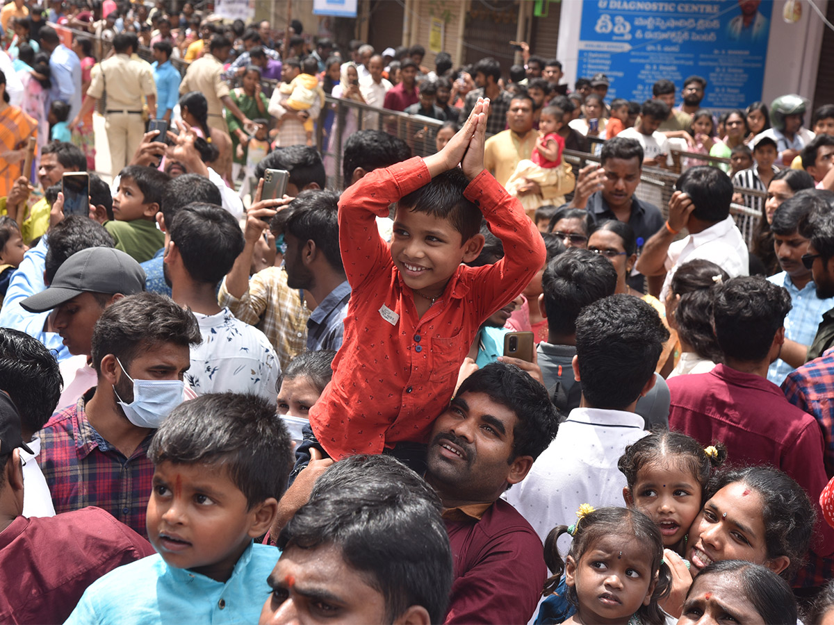 Huge Devotees Rush At Khairatabad Ganesh 2023 - Sakshi22