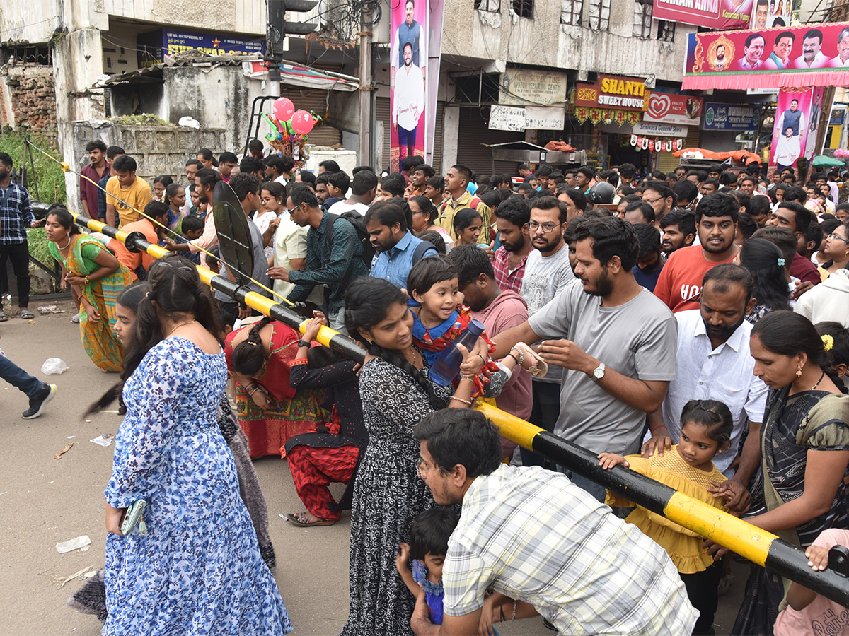 Huge Devotees Rush At Khairatabad Ganesh 2023 - Sakshi23