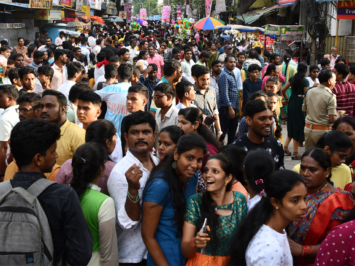 Huge Devotees Rush At Khairatabad Ganesh 2023 - Sakshi25