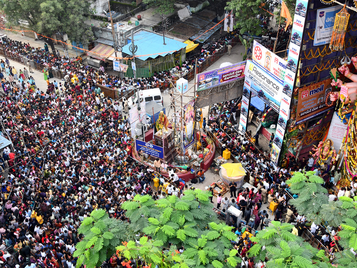 Huge Devotees Rush At Khairatabad Ganesh 2023 - Sakshi26