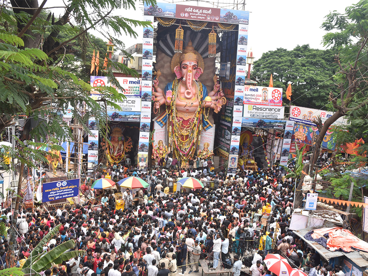 Huge Devotees Rush At Khairatabad Ganesh 2023 - Sakshi3