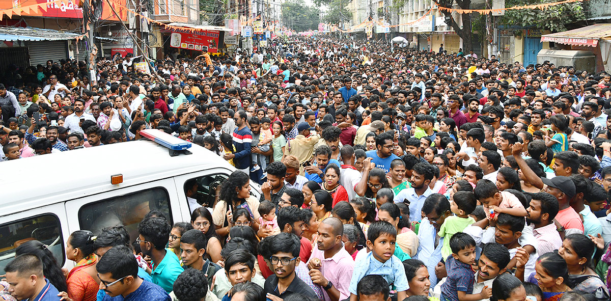 Huge Devotees Rush At Khairatabad Ganesh 2023 - Sakshi28