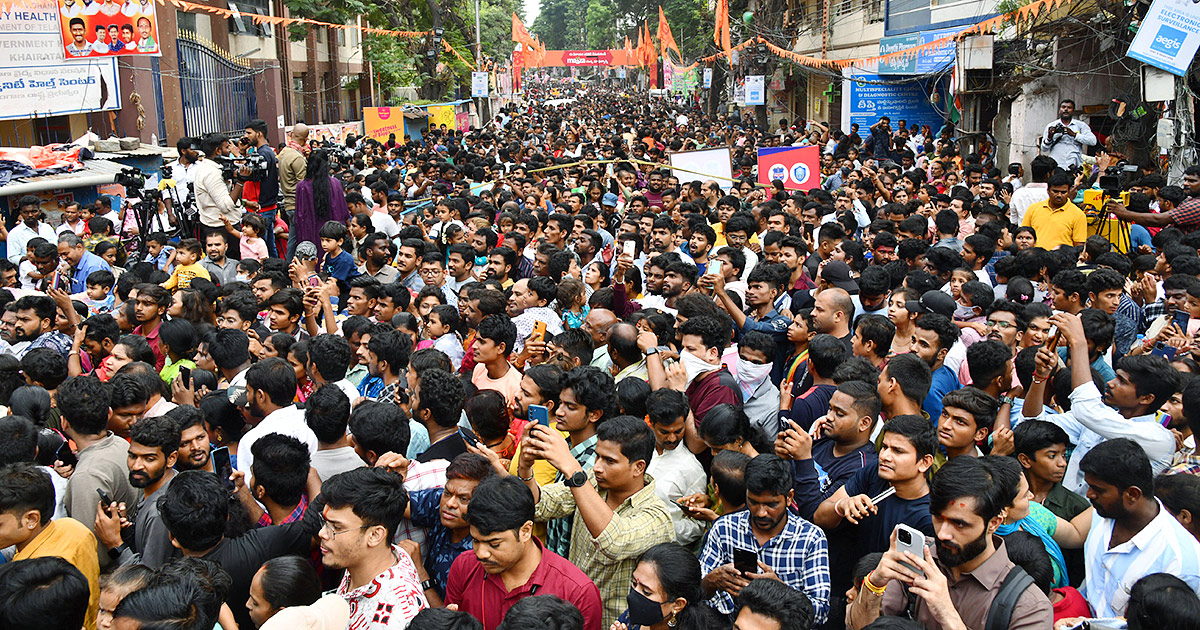 Huge Devotees Rush At Khairatabad Ganesh 2023 - Sakshi29