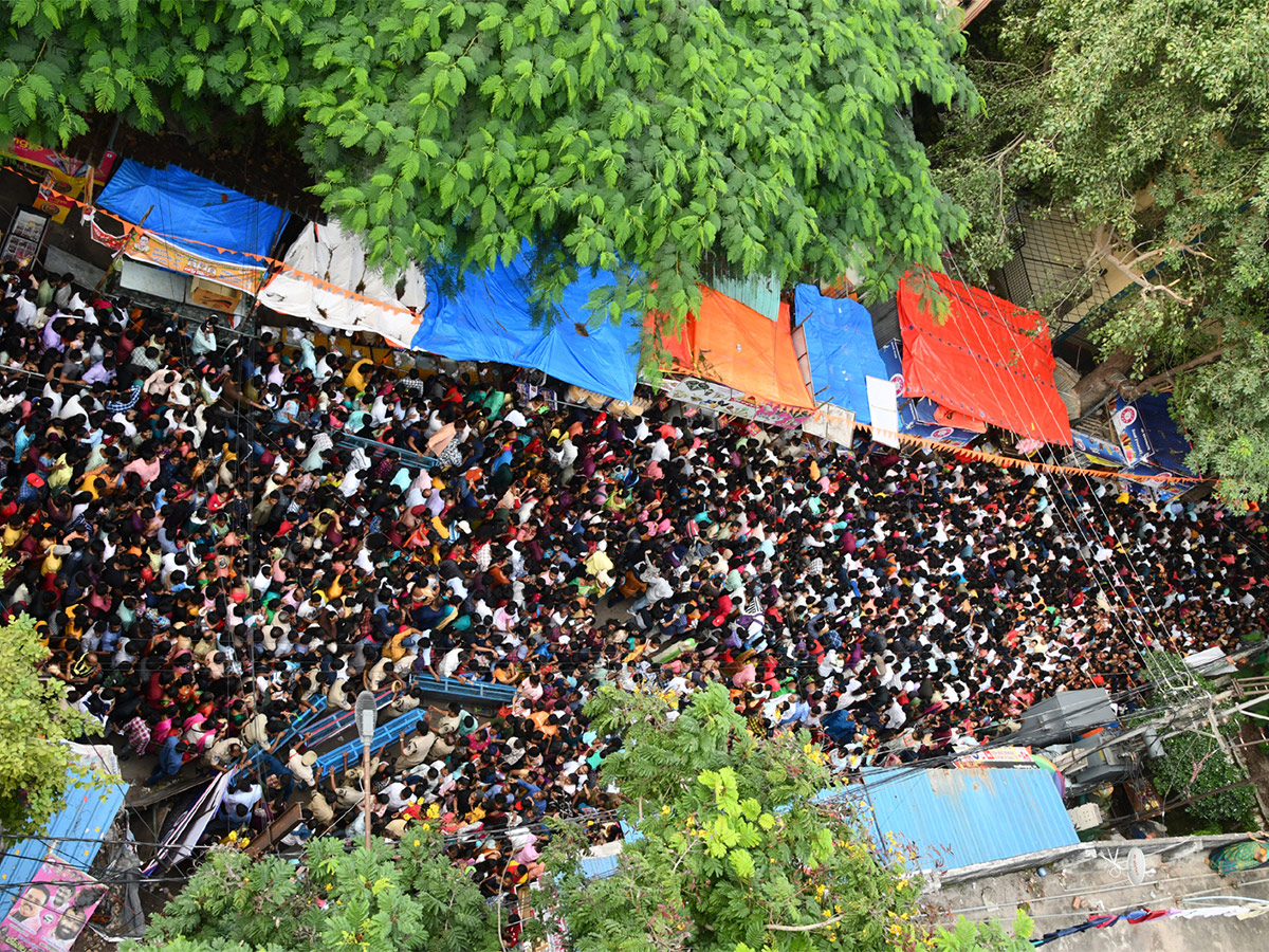 Huge Devotees Rush At Khairatabad Ganesh 2023 - Sakshi30