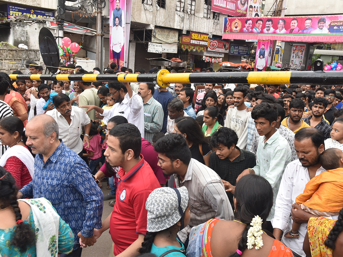 Huge Devotees Rush At Khairatabad Ganesh 2023 - Sakshi31