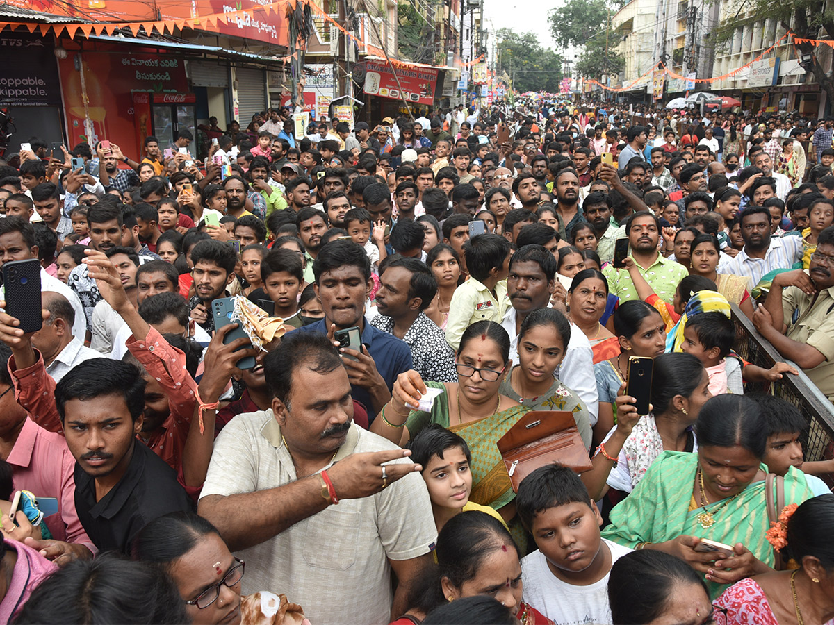 Huge Devotees Rush At Khairatabad Ganesh 2023 - Sakshi32