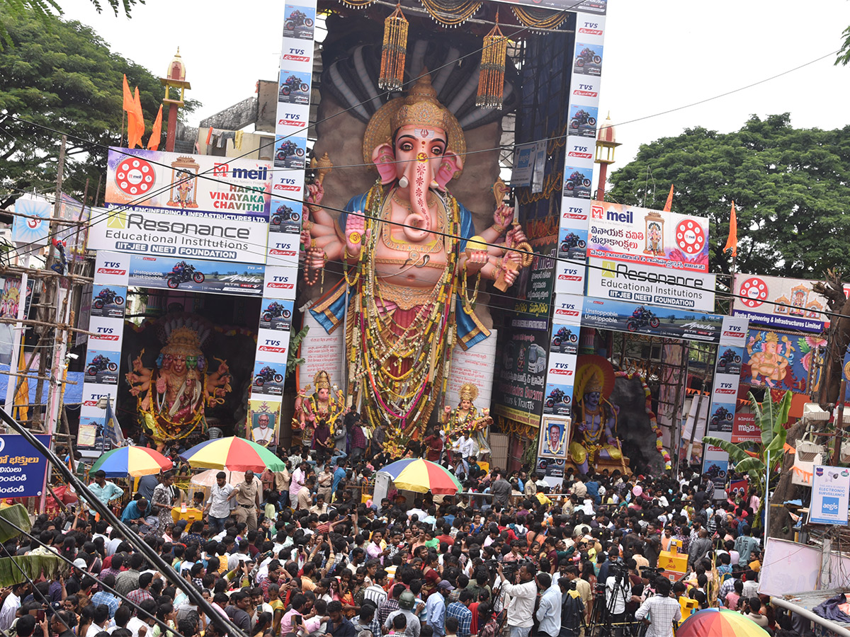 Huge Devotees Rush At Khairatabad Ganesh 2023 - Sakshi34