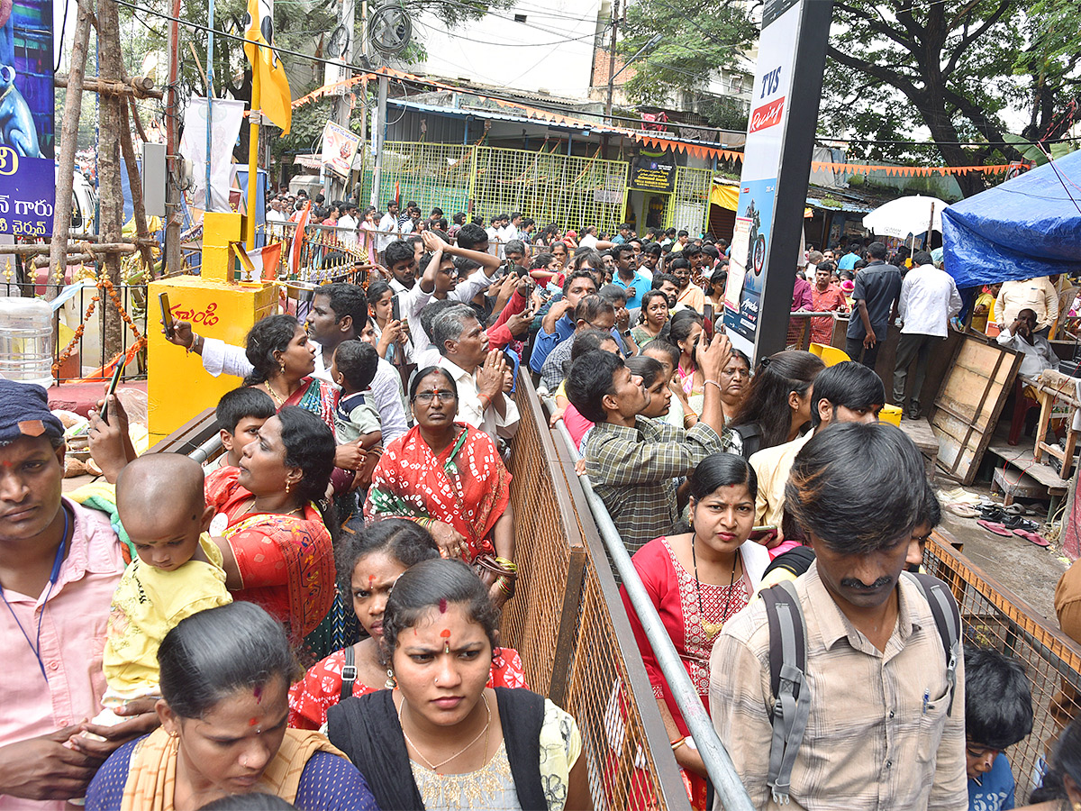 Huge Devotees Rush At Khairatabad Ganesh 2023 - Sakshi35