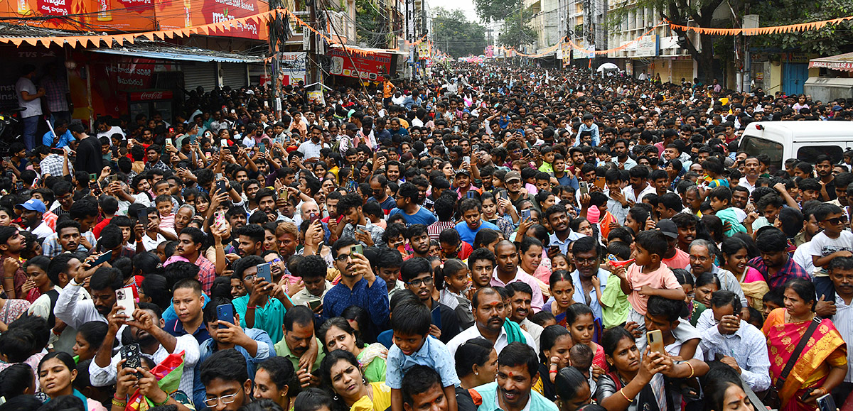 Huge Devotees Rush At Khairatabad Ganesh 2023 - Sakshi36