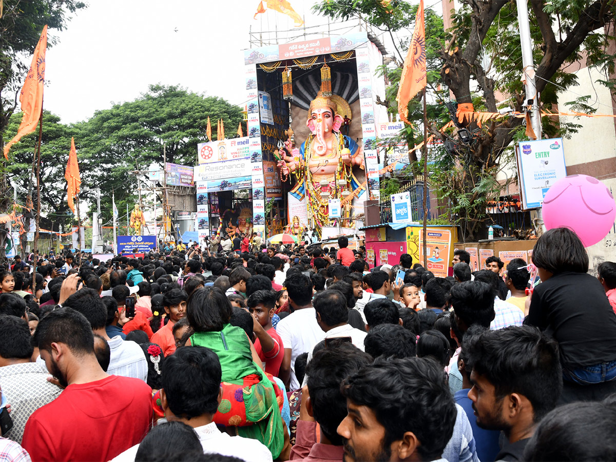 Huge Devotees Rush At Khairatabad Ganesh 2023 - Sakshi37