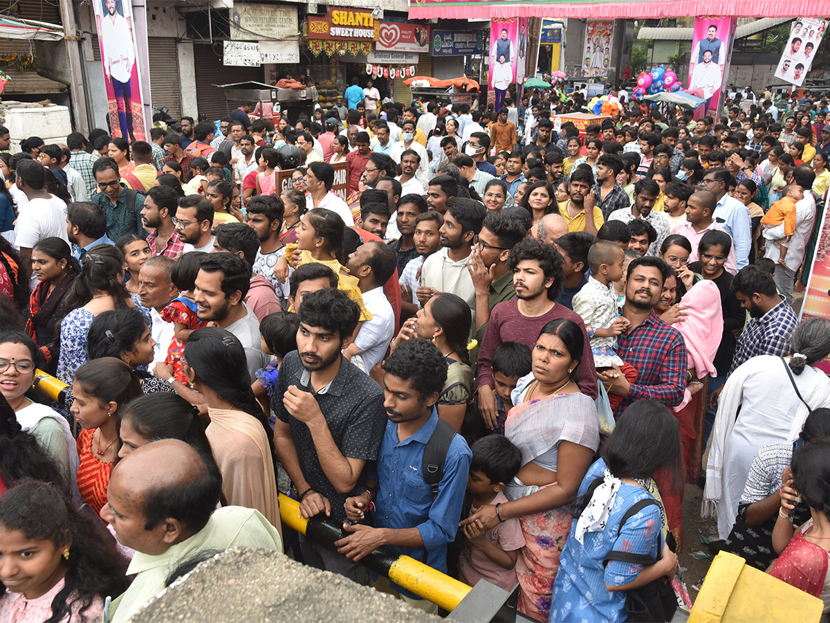 Huge Devotees Rush At Khairatabad Ganesh 2023 - Sakshi4