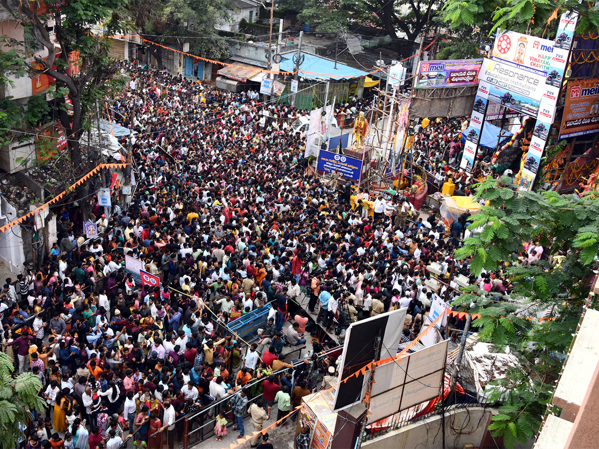 Huge Devotees Rush At Khairatabad Ganesh 2023 - Sakshi5