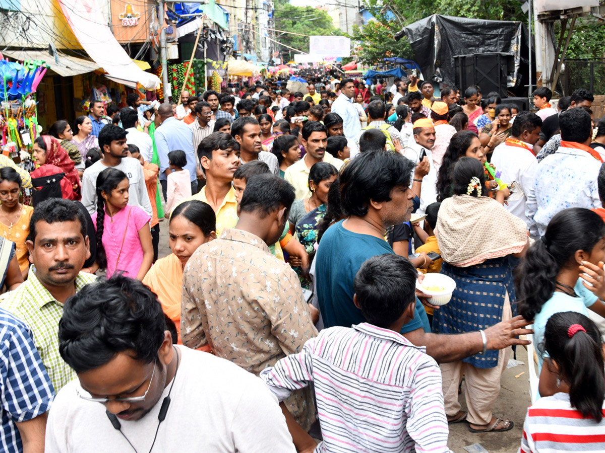 Huge Devotees Rush At Khairatabad Ganesh 2023 - Sakshi6