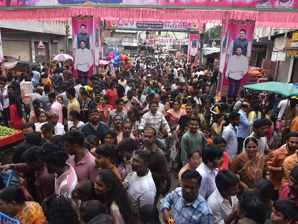 Huge Devotees Rush At Khairatabad Ganesh 2023 - Sakshi7