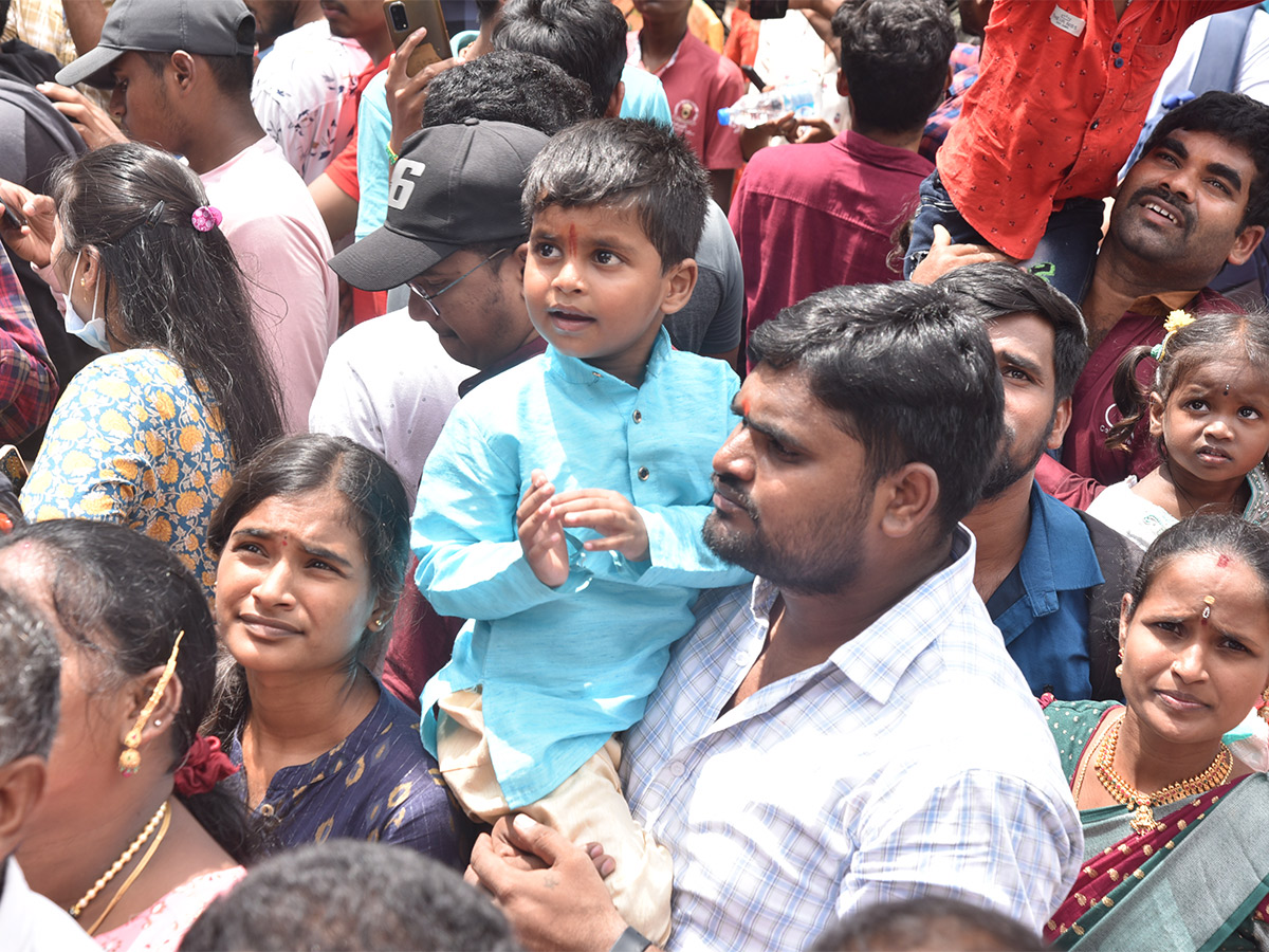 Huge Devotees Rush At Khairatabad Ganesh 2023 - Sakshi8