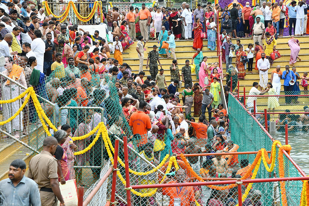 Chakra Snanam at Tirumala Brahmothsavalu 2023 - Sakshi10