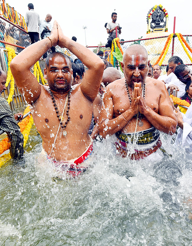 Chakra Snanam at Tirumala Brahmothsavalu 2023 - Sakshi11