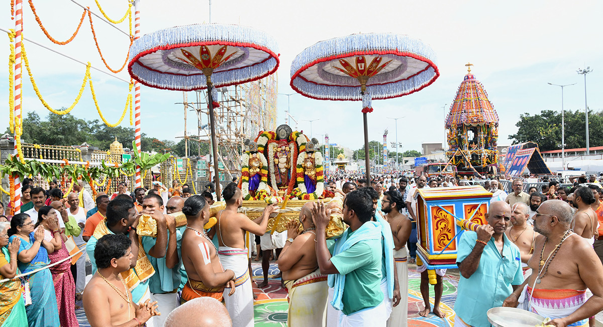 Chakra Snanam at Tirumala Brahmothsavalu 2023 - Sakshi37