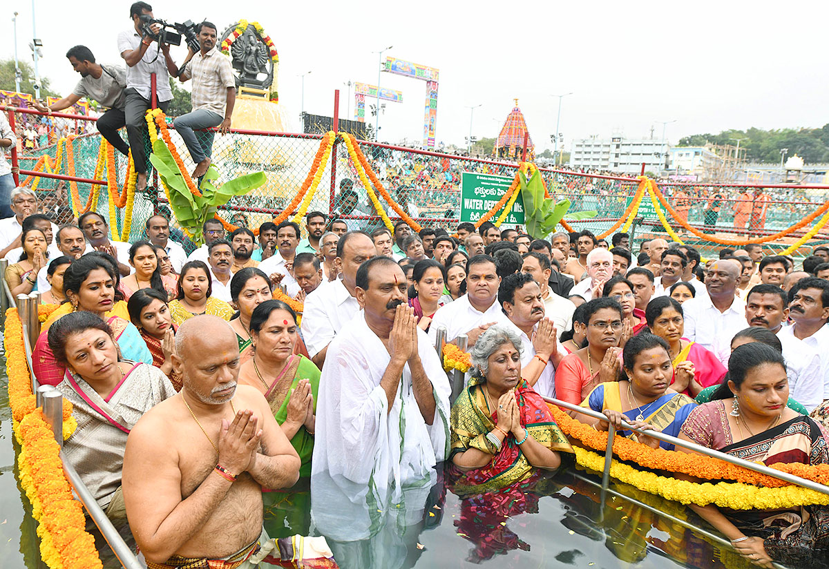 Chakra Snanam at Tirumala Brahmothsavalu 2023 - Sakshi38