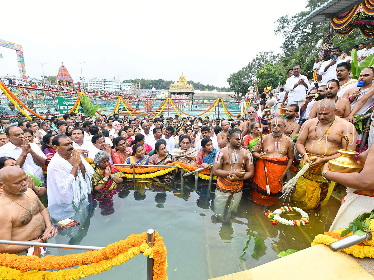 Chakra Snanam at Tirumala Brahmothsavalu 2023 - Sakshi5