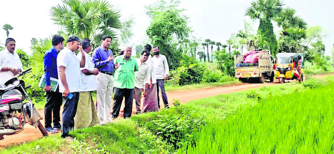 రైతులతో మాట్లాడుతున్న జిల్లా వ్యవసాయాధికారి2