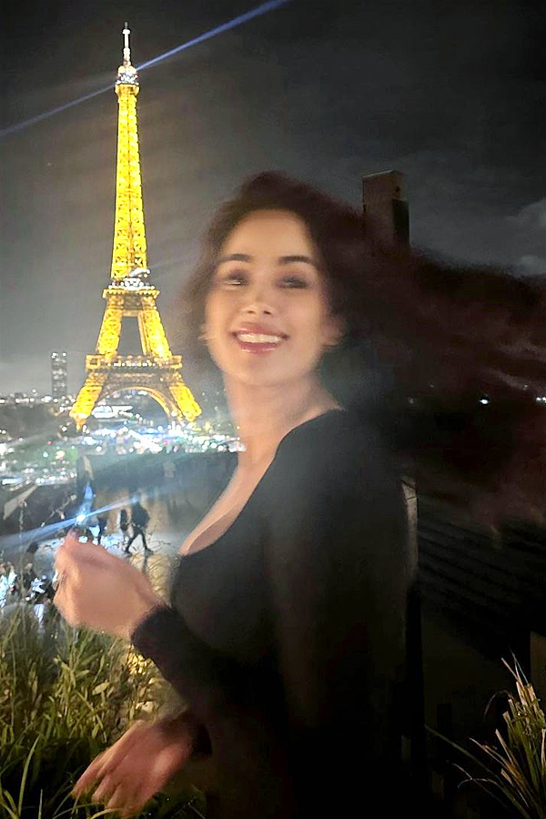 Janhvi Kapoors Paris Holiday Trip PHotos - Sakshi8