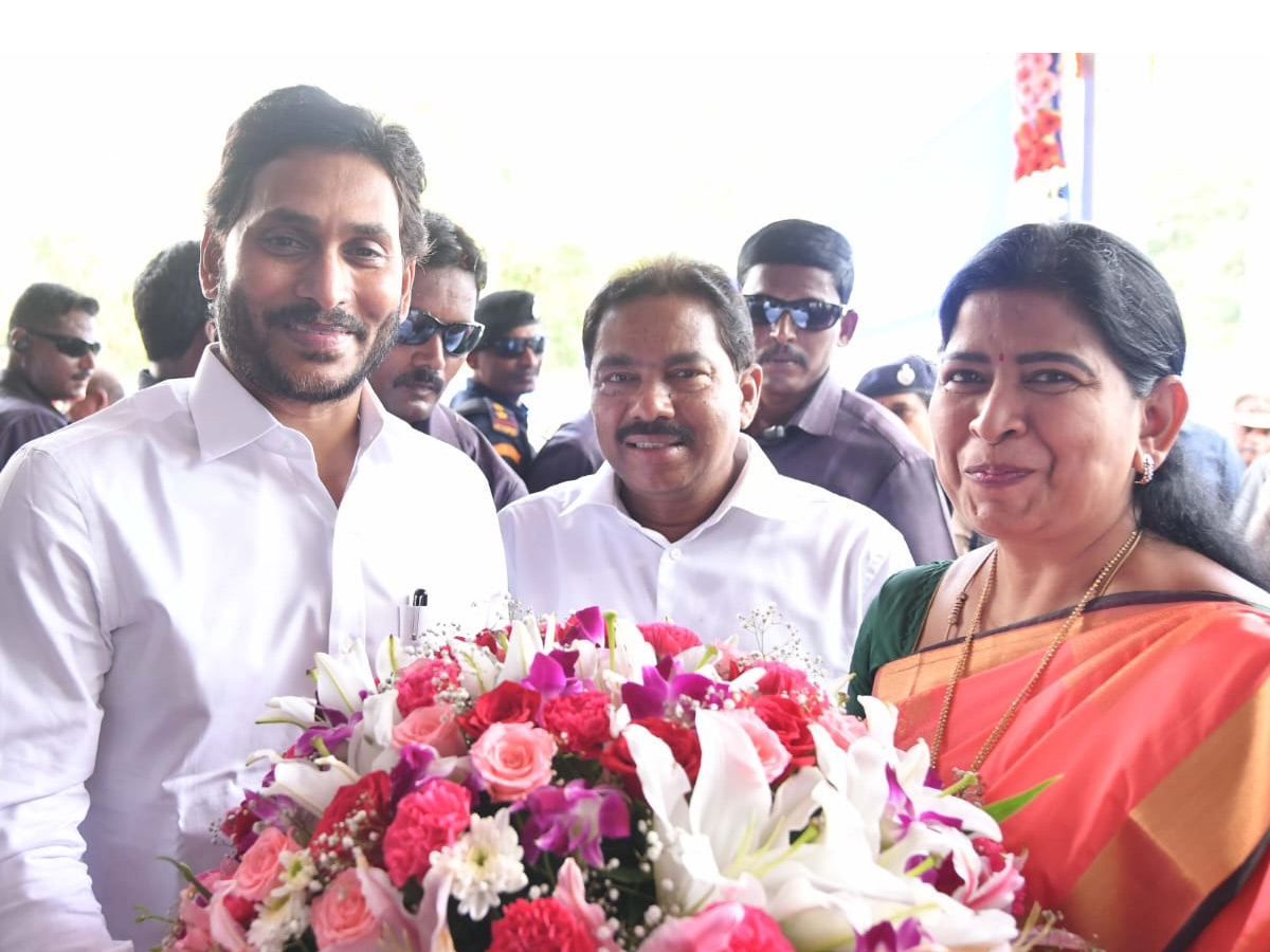 Ministers And Officials Welcomed CM YS Jagan at vijayawada Photos - Sakshi1