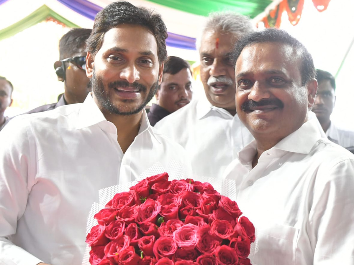 Ministers And Officials Welcomed CM YS Jagan at vijayawada Photos - Sakshi2