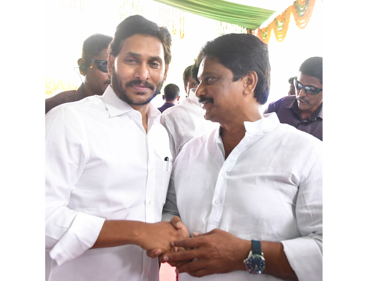 Ministers And Officials Welcomed CM YS Jagan at vijayawada Photos - Sakshi11