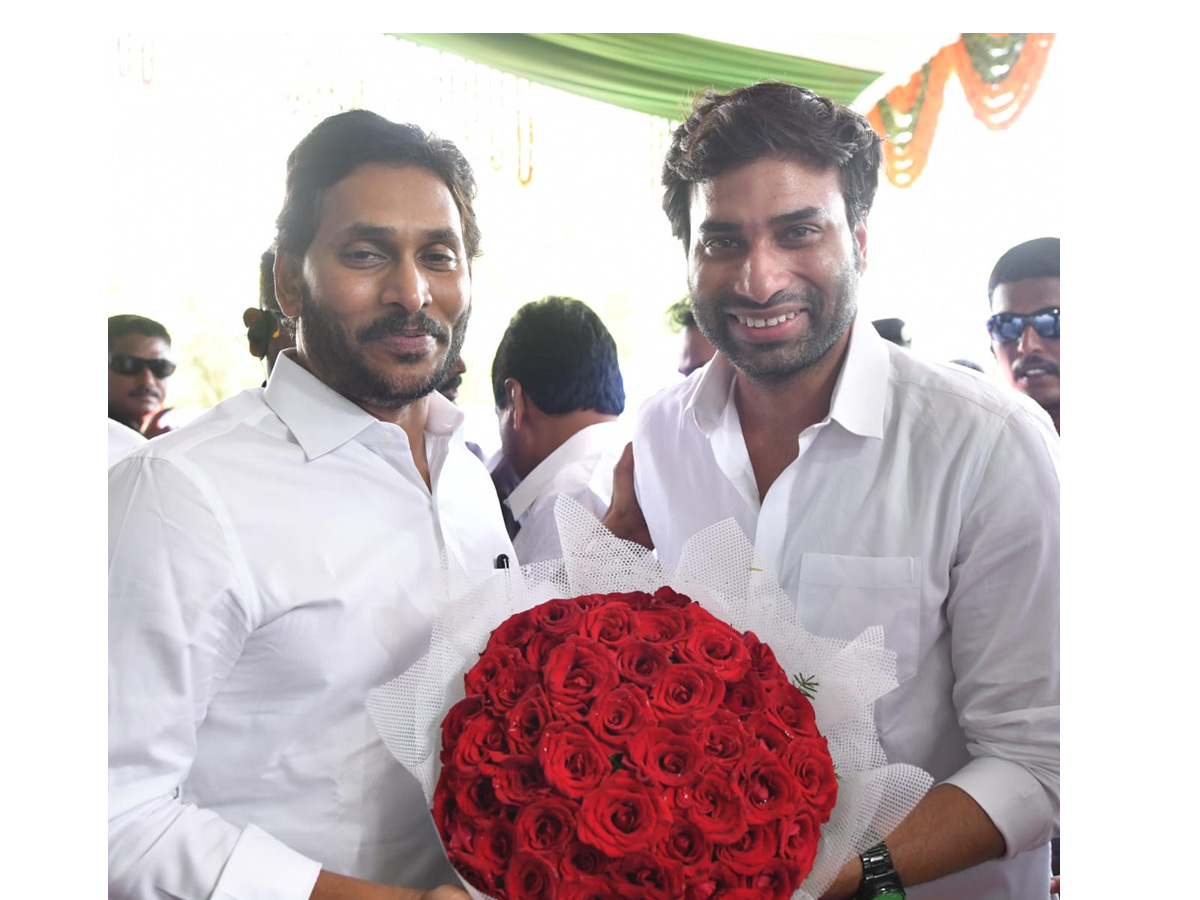 Ministers And Officials Welcomed CM YS Jagan at vijayawada Photos - Sakshi13