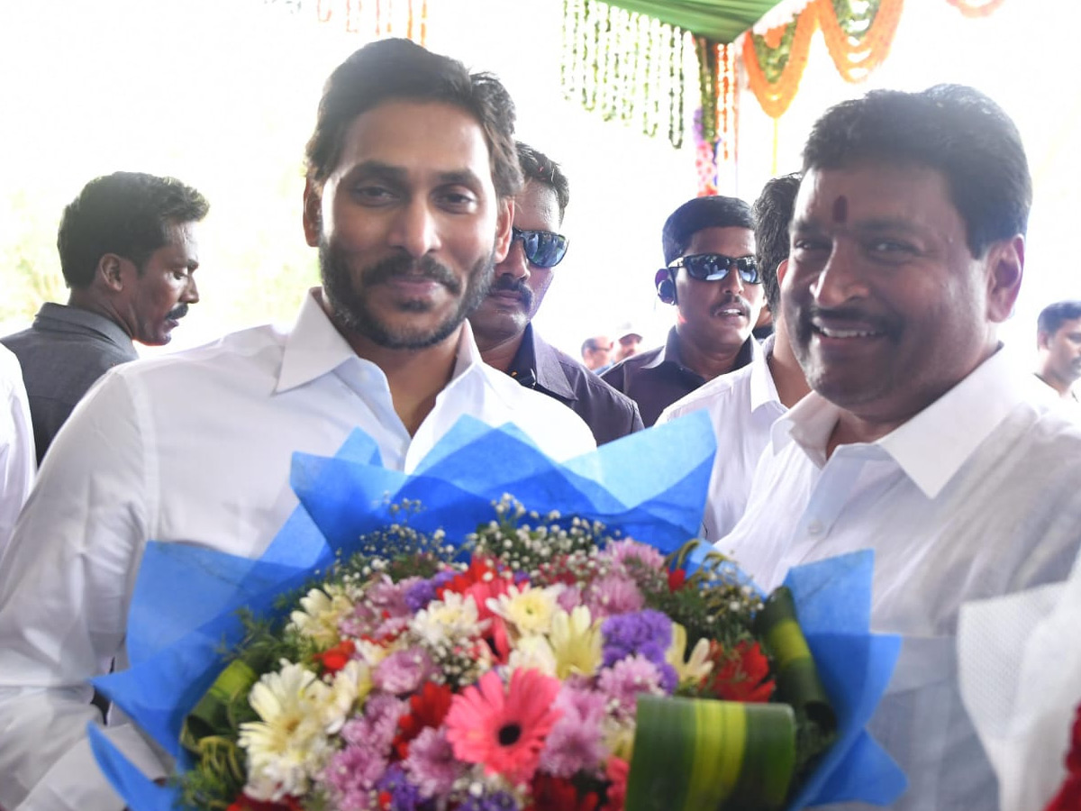 Ministers And Officials Welcomed CM YS Jagan at vijayawada Photos - Sakshi14