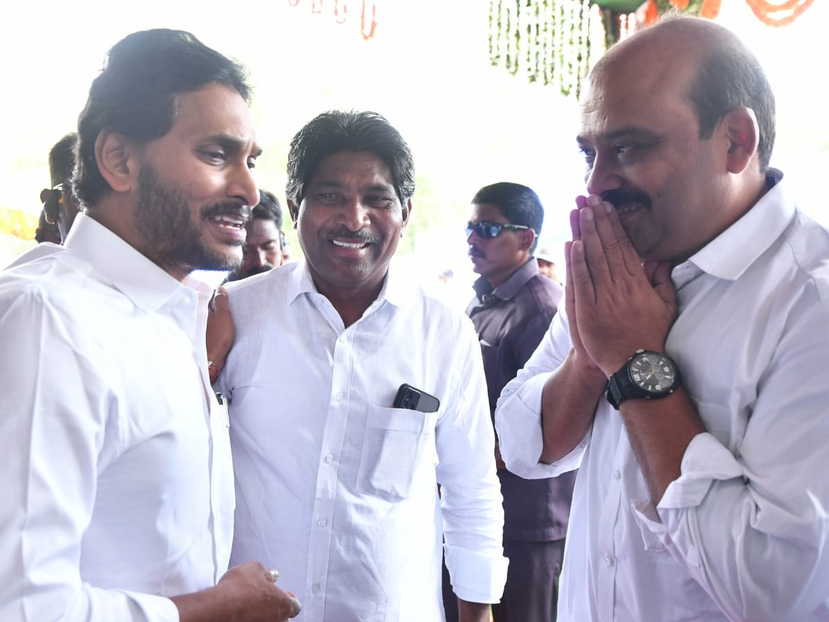 Ministers And Officials Welcomed CM YS Jagan at vijayawada Photos - Sakshi16