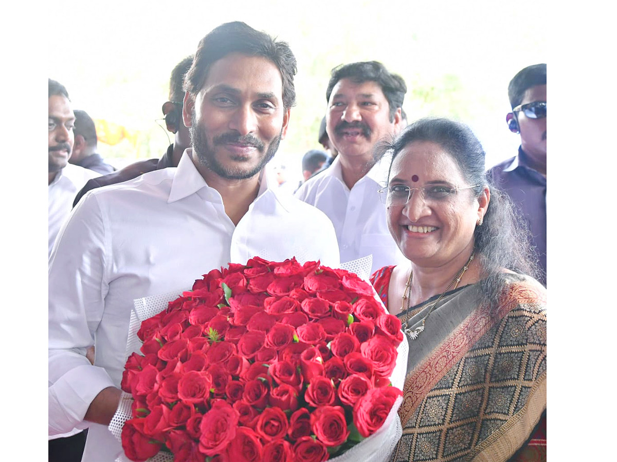 Ministers And Officials Welcomed CM YS Jagan at vijayawada Photos - Sakshi17