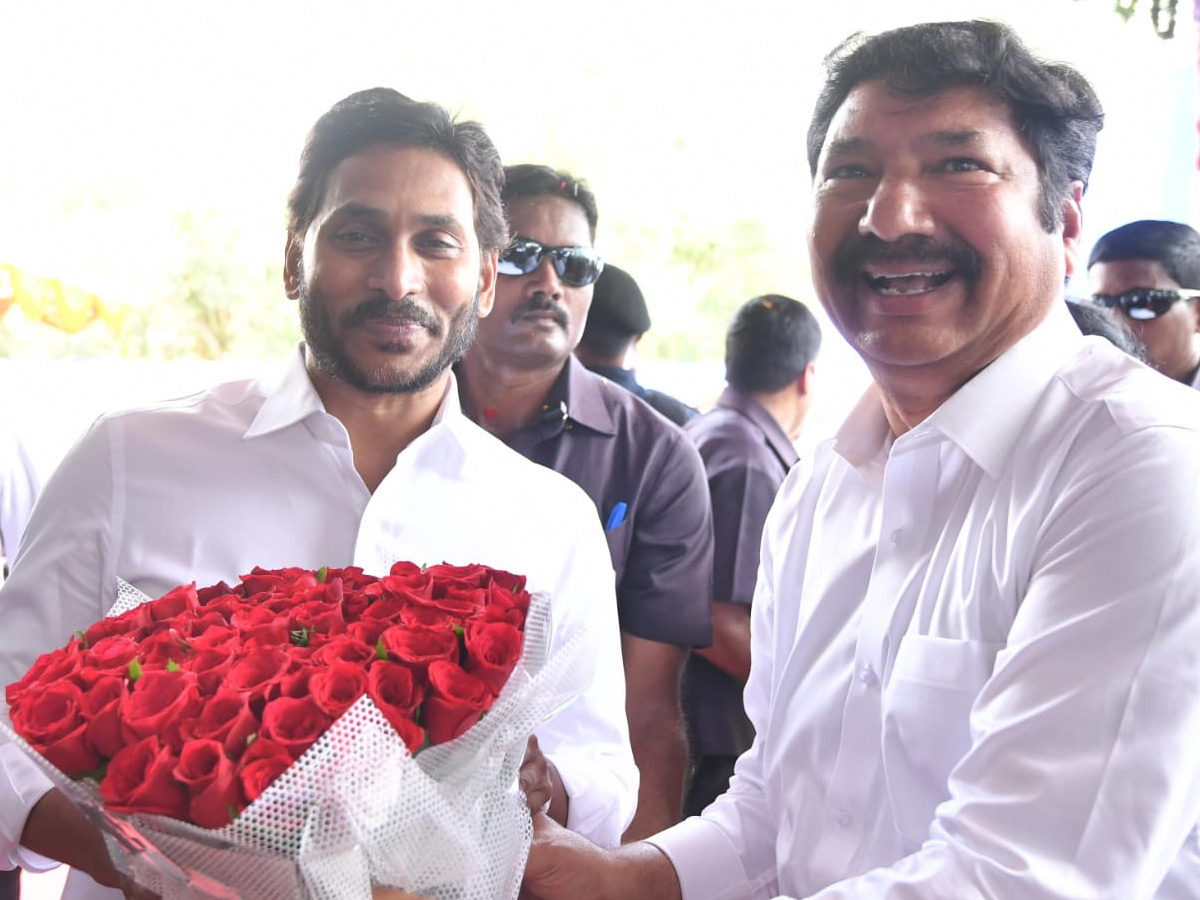 Ministers And Officials Welcomed CM YS Jagan at vijayawada Photos - Sakshi18